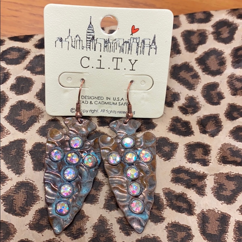 Arrowhead rhinestone earrings NWT pierced dressy